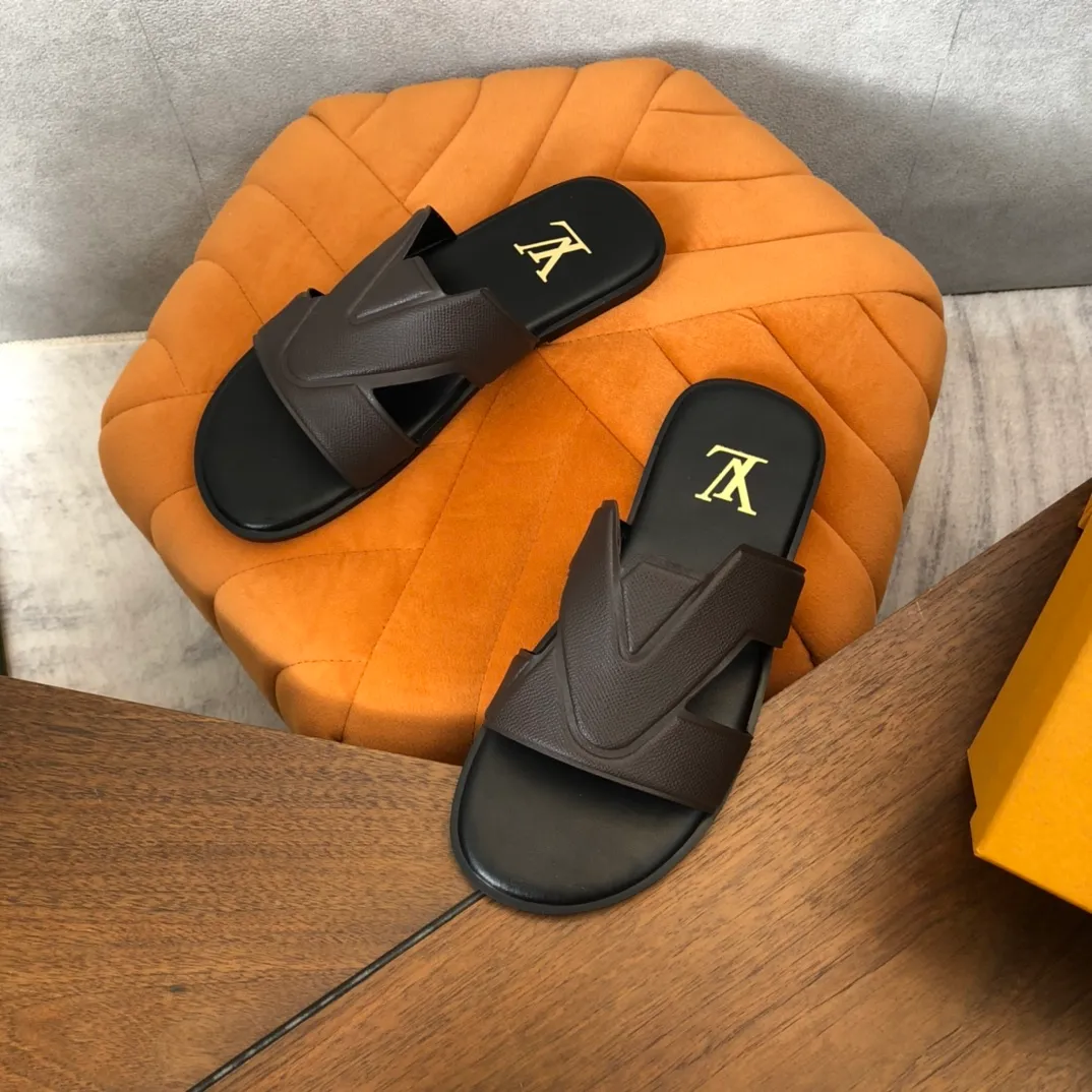 Factory price: 270💰LV counters are selling new brand luxury men's slippers, casual, loose and comfortable. The must-have model in the picture above [Happy][Happy], multiple colors available Size: 38-44, customized 45